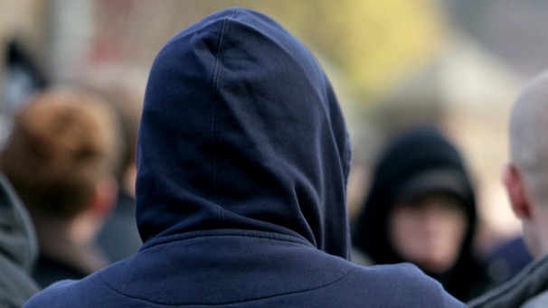 Neonazi mit Baseballmütze und Pulli mit "Thor Steinar"-Logo | Bild: picture-alliance/dpa