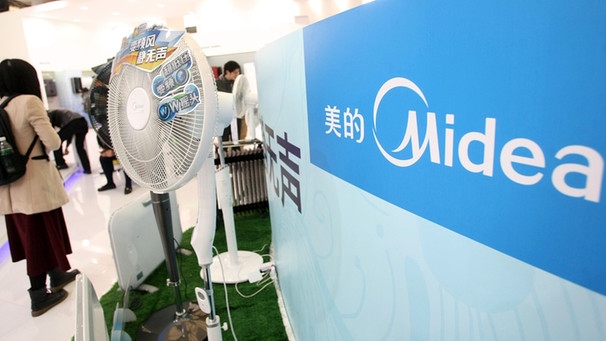 Stand von Midea auf einer Messe in Shanghai | Bild: picture-alliance/dpa/Weng Lei