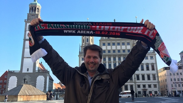 Vorfreude aufs Spiel gegen Liverpool: Fans in Augsburg  | Bild: BR/Pösl