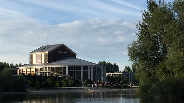 Blick auf das Festspielhaus in Füssen | Bild: BR/Rupert Waldmüller