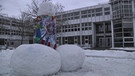 Ein von Studenten errichteter Schneepenis auf dem Campus der Hochschule Kempten | Bild: BR/Michaela Neukirch