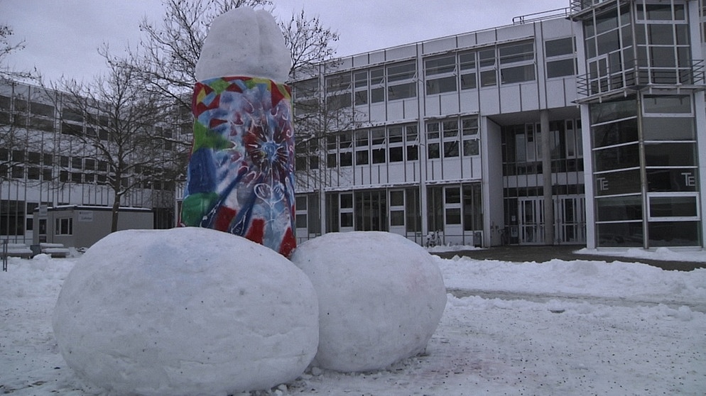 Ein von Studenten errichteter Schneepenis auf dem Campus der Hochschule Kempten | Bild: BR/Michaela Neukirch