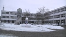 Ein von Studenten errichteter Schneepenis auf dem Campus der Hochschule Kempten | Bild: BR/Michaela Neukirch