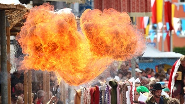 Feuerspeier beim Tänzelfest 2014 in Kaufbeuren | Bild: picture-alliance/dpa