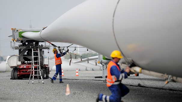 Millionenverlust für Siemens bei Windenergie: Rotorblatt wird montiert | Bild: picture-alliance/dpa