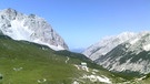 Karwendel: Auf dem Weg vom Hallerangerhaus zur Pfeishütte - Blick auf die Pfeishütte | Bild: BR / Redaktion Bergsteiger