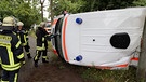 Krankenwagen in Aschaffenburg verunglückt | Bild: Ralf Hettler