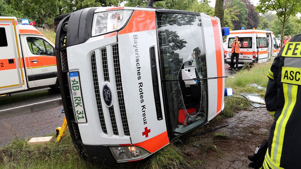 Krankenwagen in Aschaffenburg verunglückt | Bild: Ralf Hettler