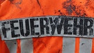 Feuerwehrjacke mit dem Schriftzug "Feuerwehr" (Symbolbild) | Bild: picture-alliance/dpa/Malte Christians