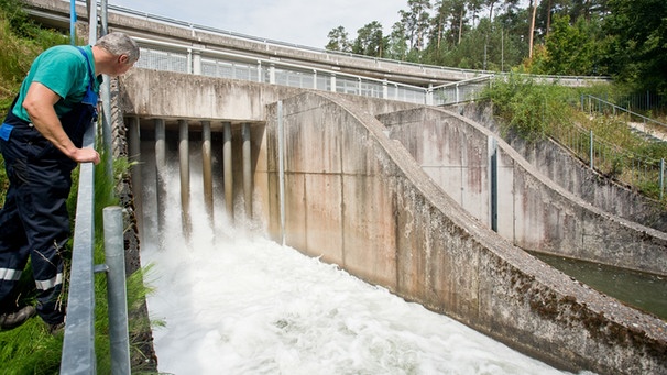 Wasser strömt bei einem Leerschuss aus dem Krafthaus vom Betriebsauslass des Brombachsees | Bild: picture-alliance/dpa