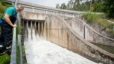 Wasser strömt bei einem Leerschuss aus dem Krafthaus vom Betriebsauslass des Brombachsees | Bild: picture-alliance/dpa