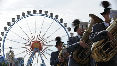 Wiesn - Riesenrad mit Trachtenumzug | Bild: picture-alliance/dpa