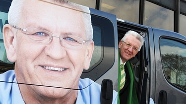 Winfried Kretschmann schaut aus seinem Wahlkampf-Bus | Bild: picture-alliance/dpa