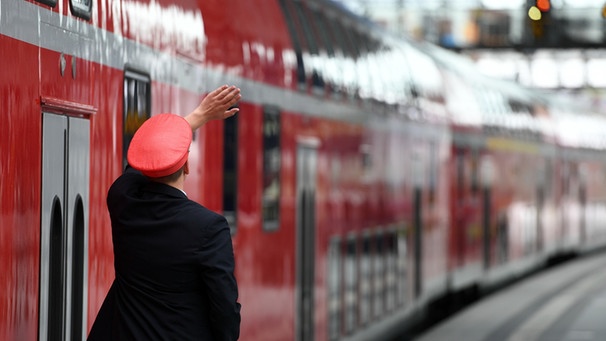 Zugbegleiter der Bahn | Bild: picture-alliance/dpa