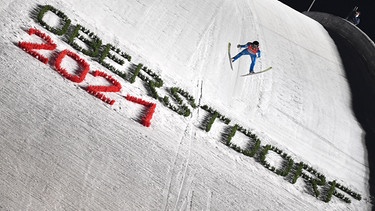 Springer im Flug auf der Großschanze in Oberstdorf  | Bild: picture-alliance/dpa