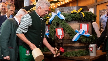 OB Reiter beim Anzapfen auf dem Oktoberfest 2019. | Bild: picture alliance/dpa | Sven Hoppe