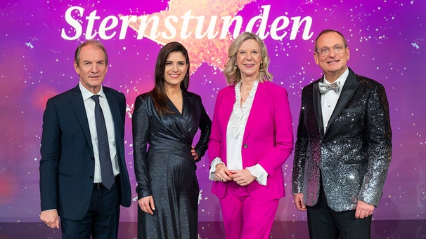 Freuen sich über einen erneuten Spendenrekord: Thomas Jansing, Vorstandvorsitzender und Initiator von Sternstunden e. V., Moderatorin Sandra Rieß, BR-Intendantin Dr. Katja Wildermuth und Moderator Volker Heißmann (v. l.). | Bild: BR / Ralf Wilschewski