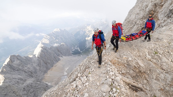 Die Bergwacht Grainau im Einsatz am Jubiläumsgrat der Zugspitze | Bild: Timeline Production / BR / Max Reichel