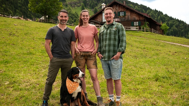 Marcus Fahn (l.) mit Lisa und Christoph Frank von der Alpe Obere Kalle im Naturpark Nagelfluhkette (Landkreis Oberallgäu). | Bild: BR / Matthias Schwinn