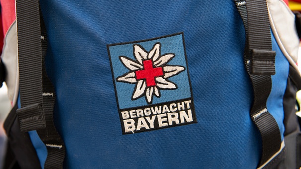 Logo der Bergwacht Bayern an einem Rucksack. | Bild: dpa / Sven Hoppe