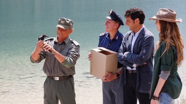 Von links: Pietro (Terence Hill), Huber (Gianmarco Pozzoli), Kommissar Vincenzo (Enrico Ianniello) und Silvia (Gaia Bermani Amaral) entlassen eine Elster in die Freiheit. | Bild: BR/alessandro molinari/photomovie