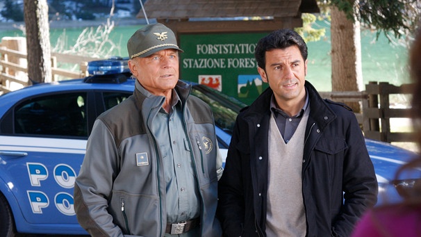 Von links: Pietro (Terence Hill) mit dem neu zugezogenen Kommissar aus Neapel Vincenzo Nappi (Enrico Ianniello). Ein Stadtmensch trifft auf einen Naturburschen. | Bild: BR/alessandro molinari/photomovie