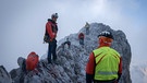 Bergretter Christian Aicher, Christian Datzmann, Benedikt Datzmann und Michael Partholl bei Einsatz der Bergwacht Ramsau. | Bild: Timeline Production/BR/Timeline Production