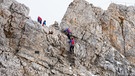 Bergretter der Bergwacht Grainau bei einem Einsatz am Jubiläumsgrat der Zugspitze. | Bild: BR/Timeline Production/Timeline Production