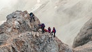 Fotoshooting am Jubiläumsgrat der Zugspitze mit Bergretter der Bergwacht Grainau und Timeline Production. | Bild: BR/Timeline Production