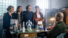 Von links: Gerda Schuster (Elfriede Schüsseleder), Luna Phan (Sonja Chan), Stefan Steindl (Thomas Mraz), Alex Peschl (Nikolai Baar-Baarenfels) und Ferry Peschl (Roland Düringer) in Ferry's Paradise: Der Name PAK - "Parents Against Krempel" für ihre Aktionsgruppe ist geboren. | Bild: BR/E&A Film/ORF/Petro Domenigg