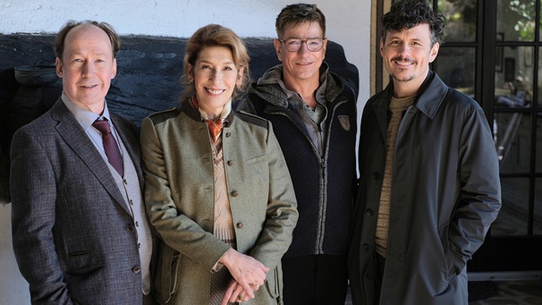 Von links: Ulrich Noethen (Rolle: Anton Laux), Adele Neuhauser (Rolle: Constanze Laux ), Regisseur Dirk Kummer und Manuel Rubey (Rolle: Ricardo Westerhoff). | Bild: Jacqueline Krause-Burberg/BR/Jacqueline Krause-Burberg