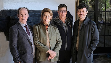 Von links: Ulrich Noethen (Rolle: Anton Laux), Adele Neuhauser (Rolle: Constanze Laux ), Regisseur Dirk Kummer und Manuel Rubey (Rolle: Ricardo Westerhoff). | Bild: Jacqueline Krause-Burberg/BR/Jacqueline Krause-Burberg