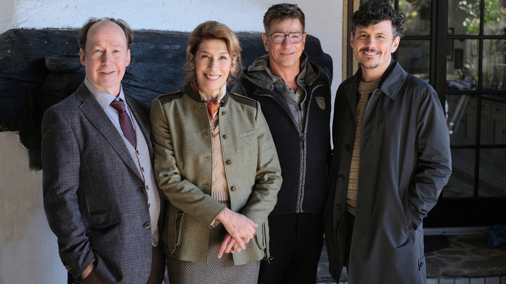 Von links: Ulrich Noethen (Rolle: Anton Laux), Adele Neuhauser (Rolle: Constanze Laux ), Regisseur Dirk Kummer und Manuel Rubey (Rolle: Ricardo Westerhoff). | Bild: Jacqueline Krause-Burberg/BR/Jacqueline Krause-Burberg