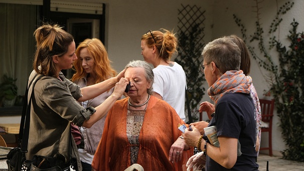 Andrea Sawatzki (Rolle: Ulrike, 2. von links) und Ursula Werner (Rolle: Bernadette, Mitte) in der Maske. | Bild: BR/Arte/Claussen+Putz Filmproduktion GmbH/Kerstin Stelter