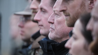 Von links: Unter den COB beim Appell sieht man das Seitenprofil von Hauptkommissar Ivo Batic (Miroslav Nemec) und Maximilian Frei (Lukas Turtur). | Bild: BR/Lucky Bird Pictures/Oliver Oppitz