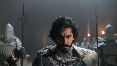 Sir Gawain (Dev Patel) stellt sich der Herausforderung. | Bild: Sailor Bear/BRON Studios/A24/Eric Zachanowich