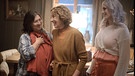 Von rechts: Antonia (Hayal Kaya), Josefa (Adele Neuhauser) und Petra (Eva Mattes). Antonia stylt Petra um. | Bild: BR/ORF/Bavaria Fiction GmbH/Jacqueline Krause-Burberg