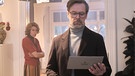 Von links: Josefa (Adele Neuhauser), Magnus (Matthias Matschke). Magnus erhält einen Brief vom Notar. | Bild: BR/ORF/Bavaria Fiction GmbH/Jacqueline Krause-Burberg