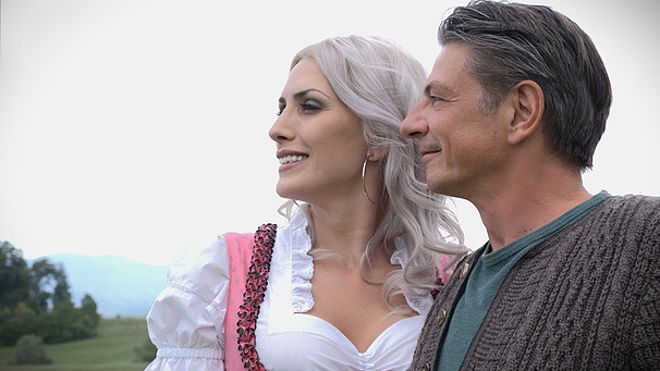 Bei den Dreharbeiten: Hayal Kaya (Rolle: Antonia) und Dirk Kummer (Regie). | Bild: BR/ORF/Bavaria Fiction GmbH/Jacqueline Krause-Burberg