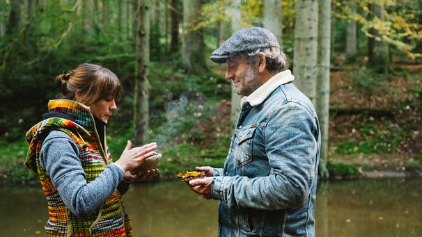 Der Schmidt Max und die Naturpädagogin Daniela Zenger sprechen über Rituale. | Bild: BR