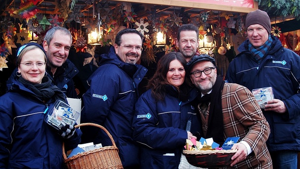 Bayern 1-Regionaltag 2012 am Sternstunden-Stand auf dem Nürnberger Christkindlesmarkt: Das Team aus dem Studio Franken (Eleonore Birkenstock, Stefan Straßer, Tom Viewegh, Miriam Scholz, Studioleiter Martin Wagner und Stephan Kirchner) wurde unterstützt von Kabarettist Oliver Tissot (vorne). | Bild: BR/Sternstunden/Sabine Krombholz