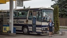 Irma (Lisa Wagner) wartet, dass die Reisegruppe die Pause an der Tankstelle beendet und sie weiterfahren können. | Bild: BR/Lieblingsfilm & Royal Pony Film/Meike Birck