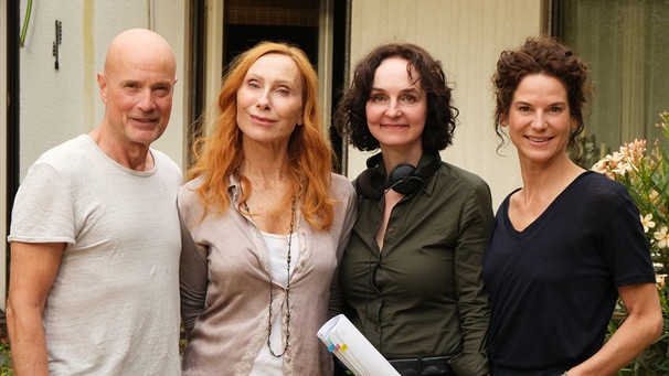 Drehmeldung zur Produktion "Querschuss (AT)". Von links: Christian Berkel (Rolle: Andreas), Andrea Sawatzki (Rolle: Ulrike), Nicole Weegmann (Regie) und Bibiana Beglau (Rolle: Bibi). | Bild: BR/Claussen+Putz Filmproduktion GmbH/Kerstin Stelter