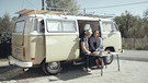 Lou (Josephine Ehlert) und Linus (Max Wagner) sind auf dem Weg nach Indien und machen Rast in Mumberg. | Bild: BR/Simon Preissinger