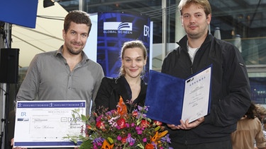 Von links: Tobias Walker (Produzent), Eva Wehrum (3. Preis für "Thank you Germany") und Philipp Worm (Produzent). | Bild: BR/Foto Sessner