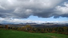 Der zweite Teil der Reise um die Welt beginnt für die Expedition in der heimatlich vertraut anmutenden Landschaft der kanadischen Küstenwälder. | Bild: BR