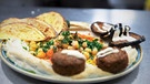 Hummus mit Falafel. | Bild: HR