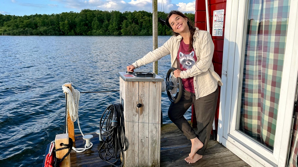 Anna auf ihrem Hausboot im Land der tausend Seen. | Bild: BR/Text und Bild Medienproduktion GmbH & Co. KG/Michelle Gruber