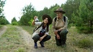 Anna (links) und Rangerin Martina finden eine Wolfslosung im Müritz Nationalpark. (Martina Fuhrmann) | Bild: BR/Text und Bild Medienproduktion GmbH & Co. KG/Oliver Kratz