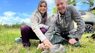 Anna und Dr. Günter Nowald bei der Kranichberingung im Land der tausend Seen (Dr. Günter Nowald). | Bild: BR/Text und Bild Medienproduktion GmbH & Co. KG/Michelle Gruber